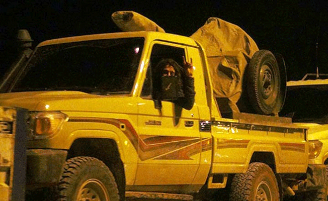 ÖSO birliklerini taşıyan araçlar sınırı geçiyor