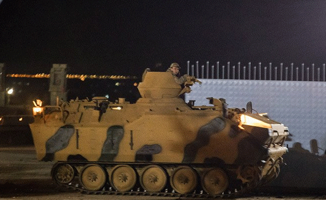 Uçaklar vurdu, tanklar Suriye’ye geçiyor!