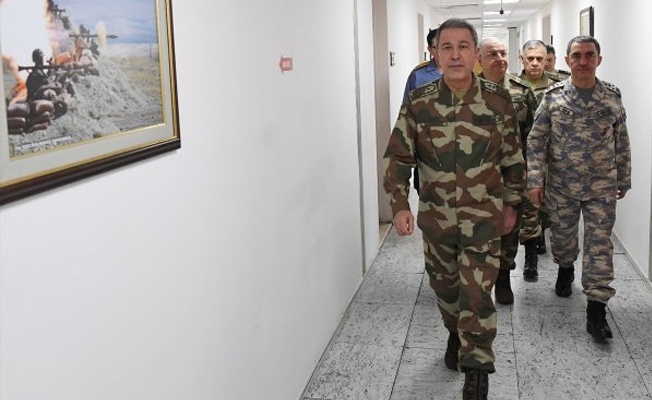 Son dakika! Org. Hulusi Akar ve kuvvet komutanları Suriye sınırında