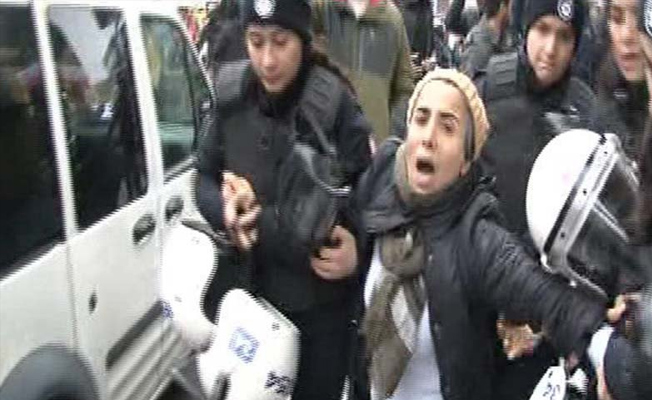 Kadıköy'de Afrin harekâtı protestosuna polis müdahale etti