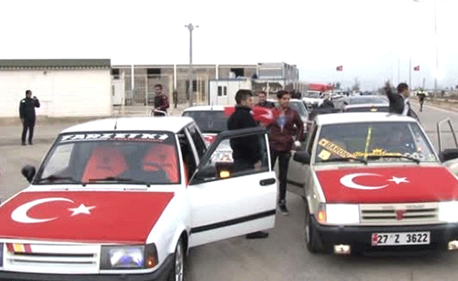 Kilis'te gençler konvoy oluşturup askere destek verdi