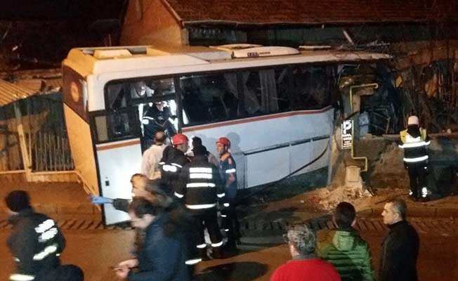 İşçi servisi eve çarptı: 4 ölü, 2 yaralı!