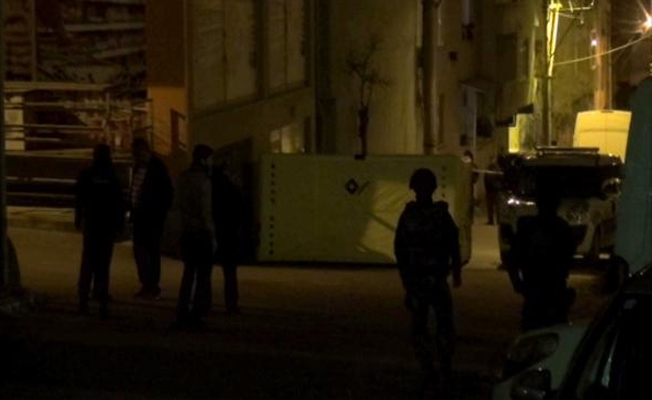 Çocuklarını pompalı tüfekle altı saat boyunca rehin aldı