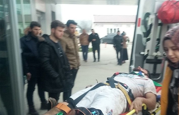 Futbol sahası savaş alanına döndü: İki futbolcu hastanelik oldu!