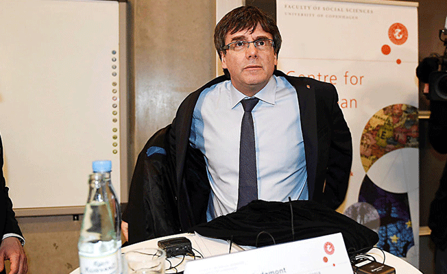 Katalan lider Puigdemont'a İspanya bayrağı öptürdü