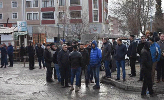 Pazarcılar yol kapattı