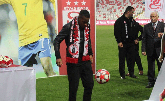 Robinho imzayı attı taraftara seslendi: 'Merhaba gardaş'