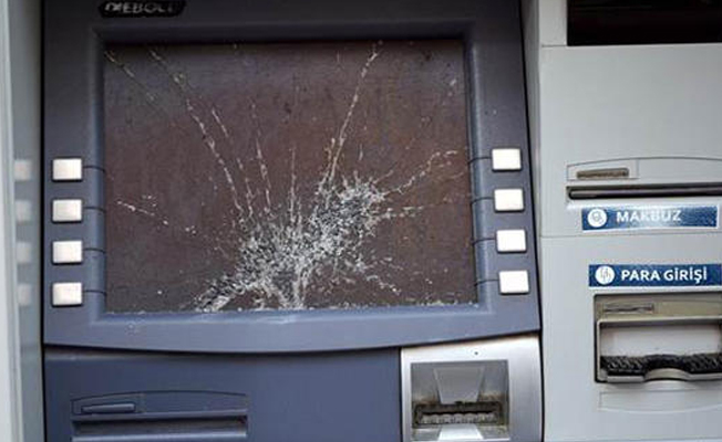 Parasını çekemeyince ATM'yi kırdı!