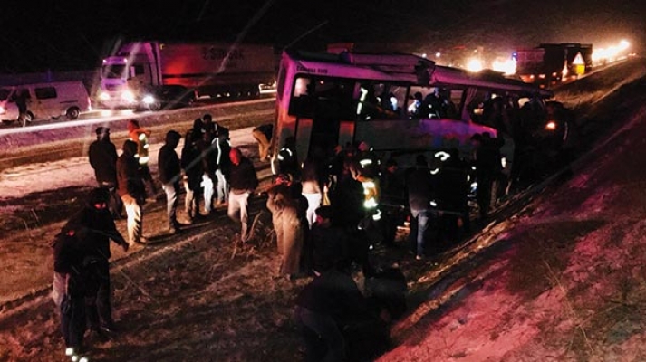 Yolcu otobüsü TIR’a çarptı...5 yaşındaki kız otobüsün altında kaldı