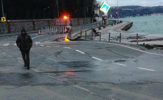 İstanbul'da Tarabya-Yeniköy arasında yol çöktü
