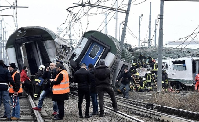Tren raydan çıktı: Ölü ve yaralılar var!