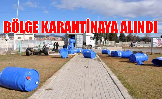 Tren kimyasal yüklü TIR'a çarptı!