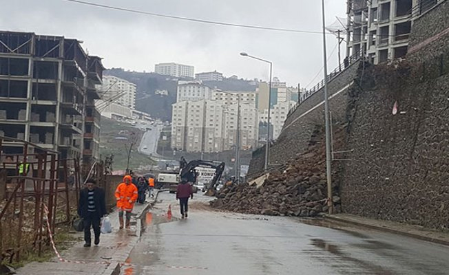 Aşırı yağış sebebiyle istinat duvarı çöktü, hastane yolu kapandı!