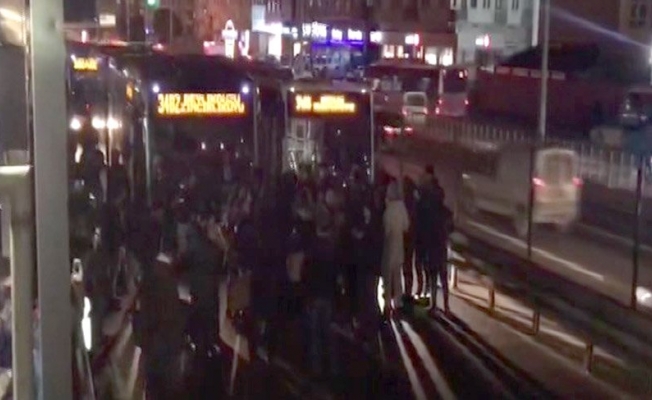 Vatandaşın ‘metrobüs isyanı’…Yolu kapattılar