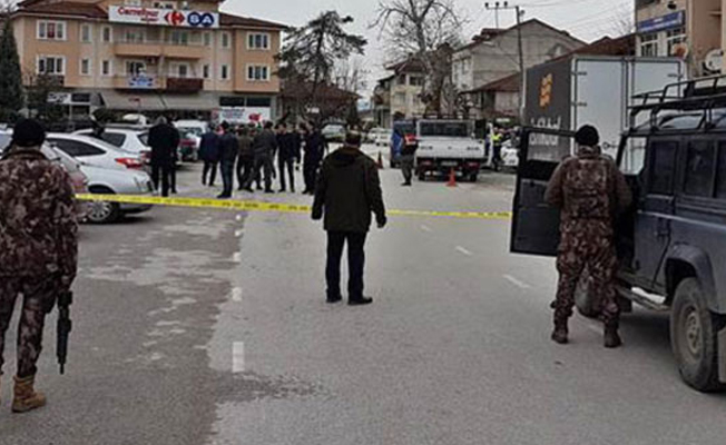 Adliye önünde silahlı kavga!