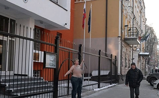FEMEN aktivisti yanlış elçiliğin önünde soyundu