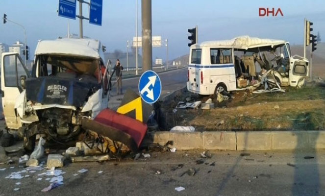 Bursa'da can pazarı... 2 minibüs çarpıştı çok sayıda ölü ve yaralı