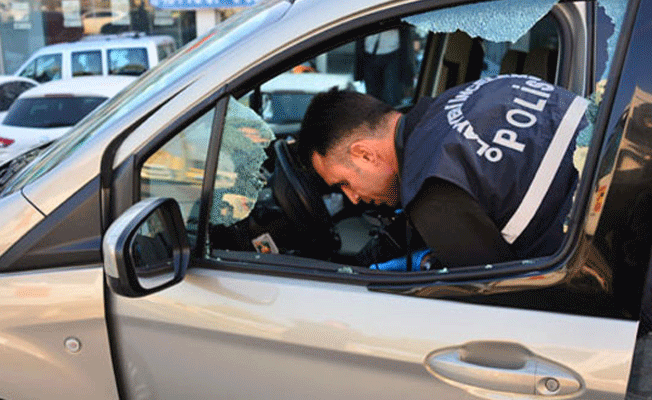 Camını kırdıkları otomobilden 35 bin euro çaldılar