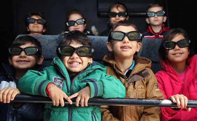Buca’nın miniklerine karne hediyesi 12 boyutlu film gösterimi