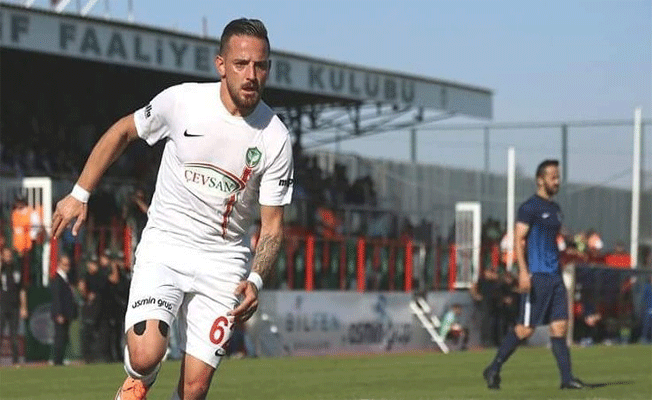 Ünlü futbolcu Türkiye'de futboldan men edildi