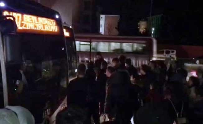 Yoğunluğa kızıp yolu kapattılar!