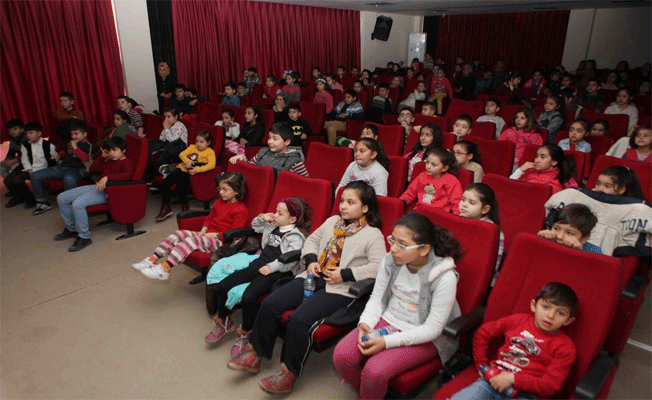Bayraklı'da çocukların tiyatro keyifleri