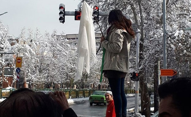 Başörtüsünü protesto etti... Genç kadın tutuklandı
