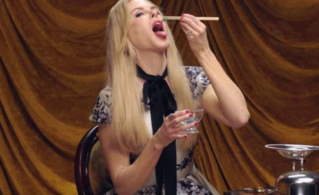 Nicole Kidman canlı yayında böcek yedi!