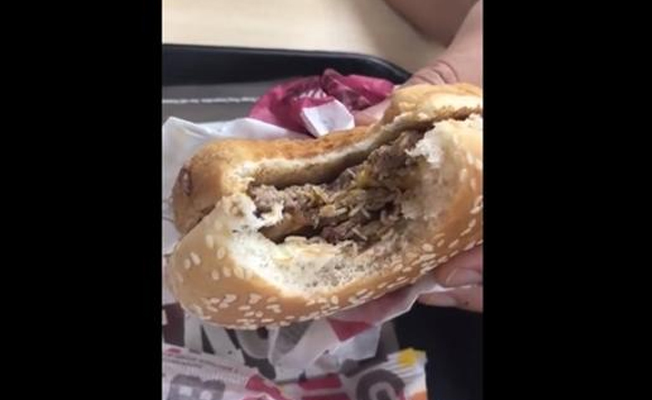 Ünlü Fast Food zincirinin hamburgerinden kurtçuk çıktı!