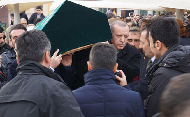 Eski mesai arkadaşının tabutuna omuz verdi
