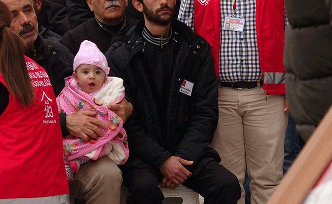 Şehit eşini 4 aylık kızıyla uğurladı