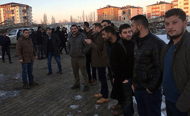 Ücretlerini alamadıkları için eylem yapan işçiler işten çıkarıldı