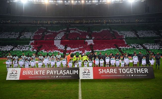 Bursaspor tribünlerinden anlamlı koreografi