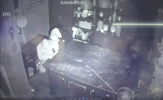 Hırsızlık yaptılar... Yetmezmiş gibi güvenlik kamerasına dans ettiler
