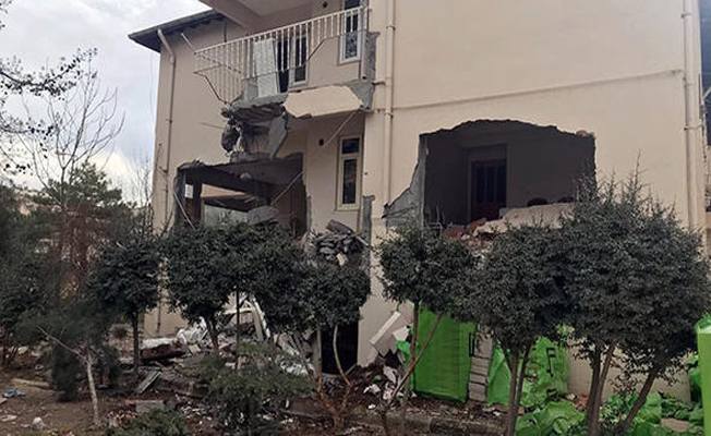 Kepçeyle müftülük binası yıkıldı...