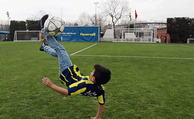 Fenerbahçe röveşata videosu çeken minik taraftarı İstanbul'a getirdi