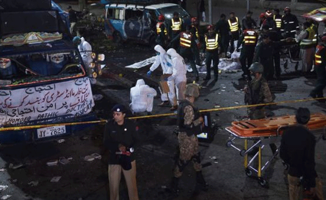 Pakistan'da canlı bomba saldırısı: Çok sayıda asker öldü!