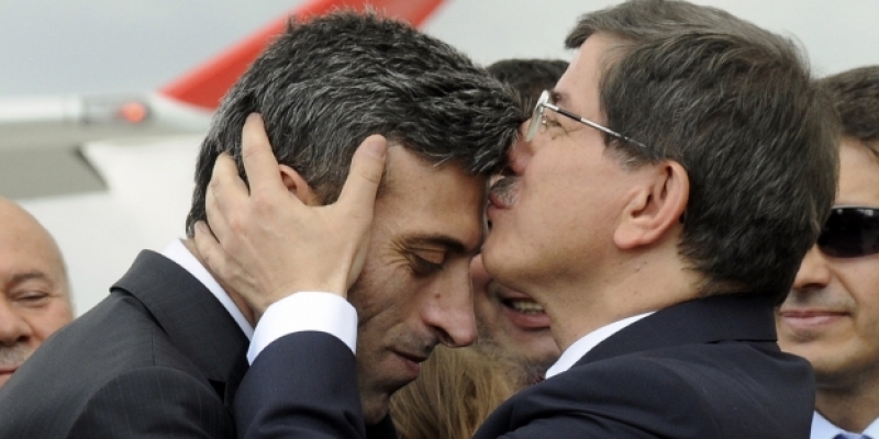 Egemen Bağış'tan Ahmet Davutoğlu'na gönderme: Öztürk Yılmaz’ın kim alnından öptüyse…