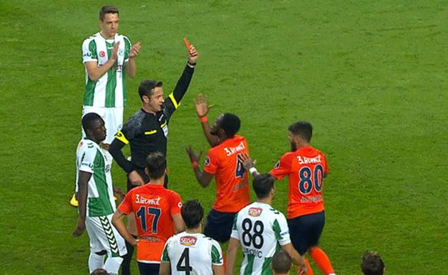 Emre çıldırdı! Hakeme küfür etti ve atıldı