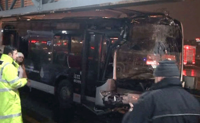 Haramidere metrobüs durağında feci kaza!