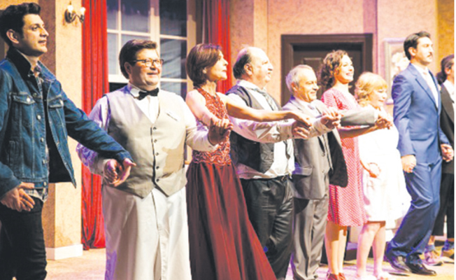 Karmakarışık oyununa renkli gala