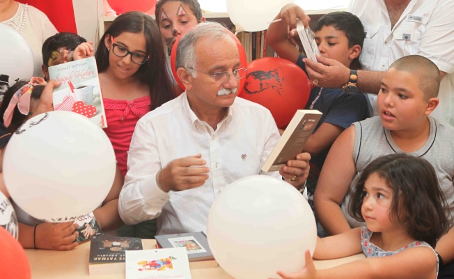 Bayraklı Belediyesi kütüphaneleriyle ön planda