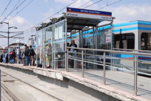 Baygınlık geçiren kadın tramvayın altında sürüklendi