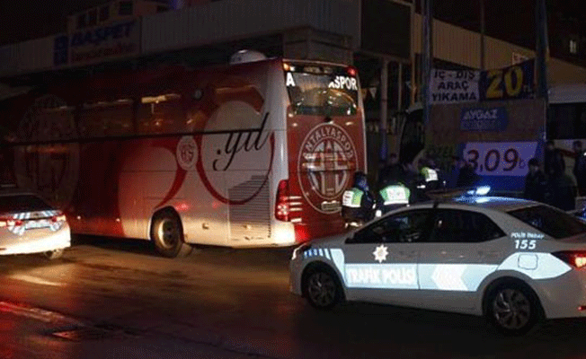 Antalyaspor otobüsünü taşlayan 3 kişi yakalandı