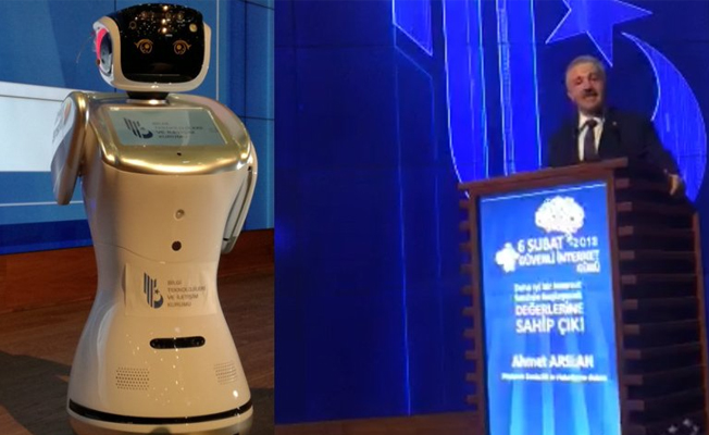 Bakan Arslan'ın konuşmasını sık sık araya girerek kesen robot özür diledi