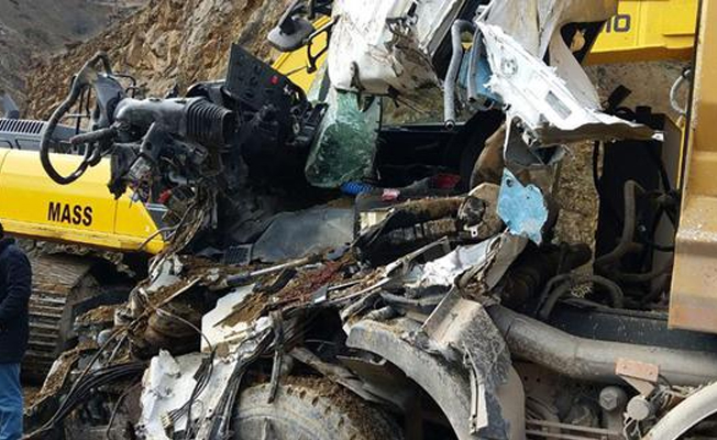 Hafriyat kamyonu, bir başka hafriyat kamyonunun üzerine düştü: 1 ölü