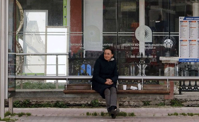 İş için Antalya'ya gelmişti! Otobüs durağında yaşıyor