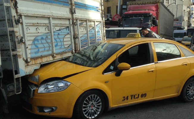 Yenibosna'da trafik kazası: 1 yaralı