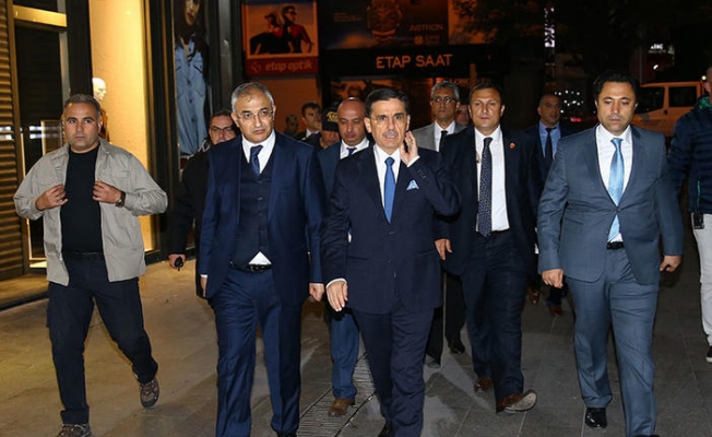 Skandal: Vali silahıyla geçti, kimse oralı olmadı