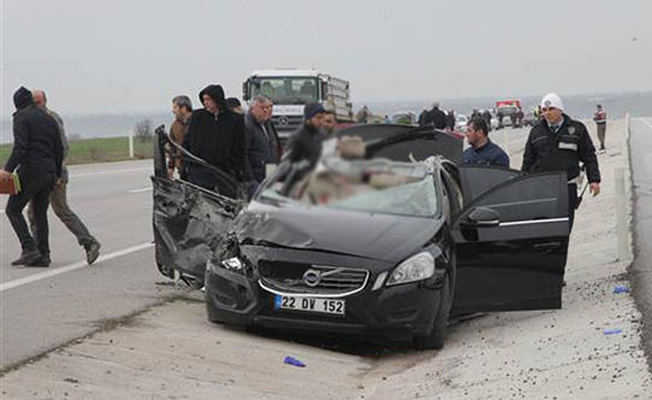 Otomobil tır'a çarptı: 3 ölü